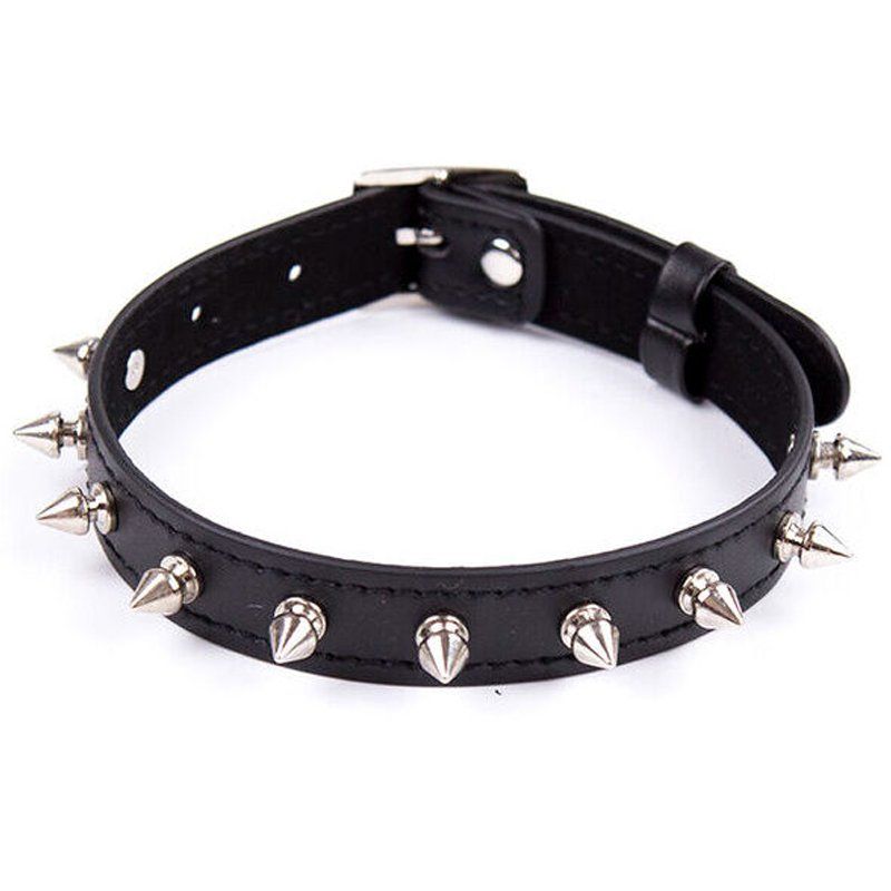 collar con tachuelas