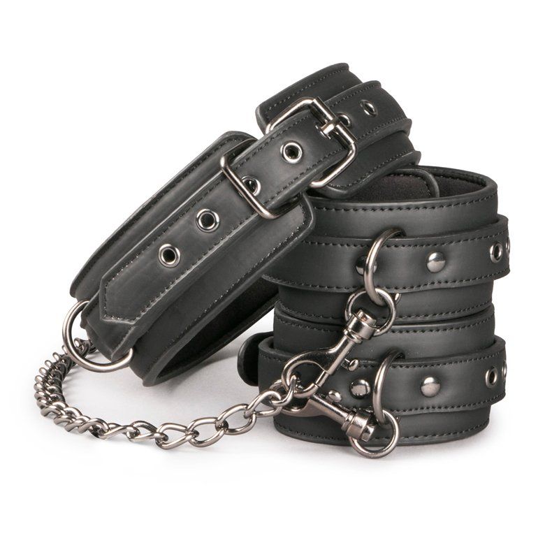 Esposas y collar BDSM